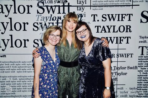 Taylor Swift With Fans, Rep Room, Swift Aesthetic, American Queen, Celebrity Style Red Carpet, Lucky Number, Taylor Swift 13, Baby Princess, She Song