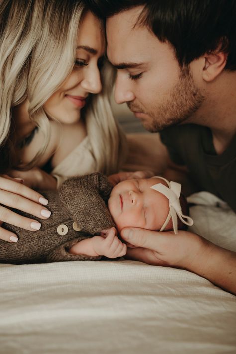 Posing idea for mom dad and baby, lifestyle newborn session, Nashville newbirn photographer Simple Newborn Photos, Newborn Photo Pose, Newborn Photo Ideas, Newborn Family Pictures, In Home Newborn Session, Foto Newborn, Lifestyle Newborn Photos, Newborn Photography Boy, Newborn Family Photography