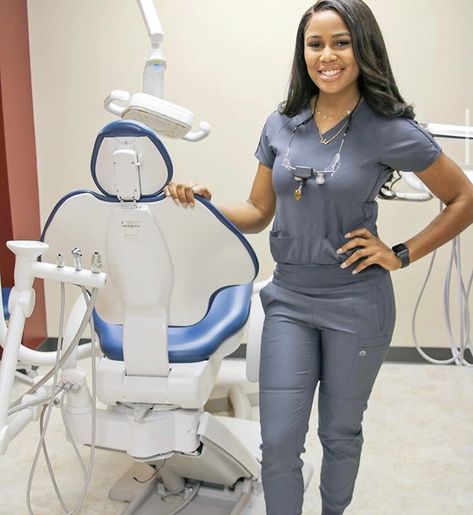 Black Orthodontist Aesthetic, Black Dentist Women, Dental Hygenist Outfits, Dental Hygienist Black Women, Black Dental Hygienist Aesthetic, Black Dentist Aesthetic, Black Dental Hygienist, Female Dentist Aesthetic, Dental Assistant Aesthetic