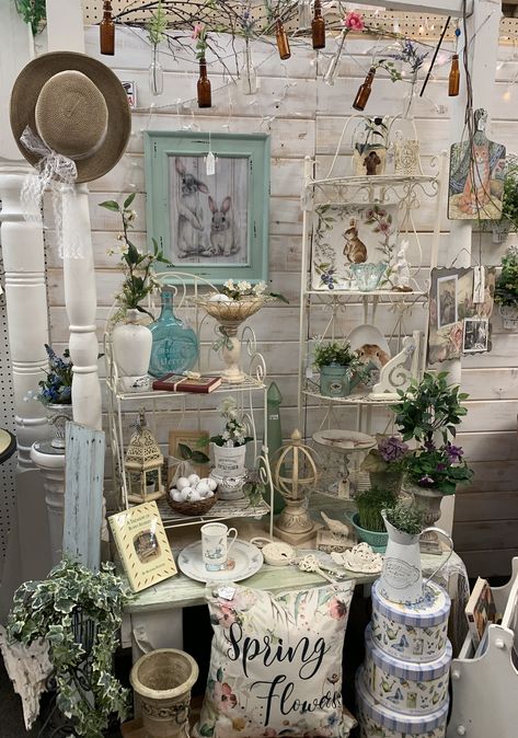 Garden Booth Display Ideas, Outdoor Boutique Display Ideas, Spring Vendor Booth Ideas, Spring Booth Display Ideas, Antique Booth Ideas Staging, Vintage Markets Display, Booth Display Ideas, Booth Display Ideas Diy, Vintage Market Booth