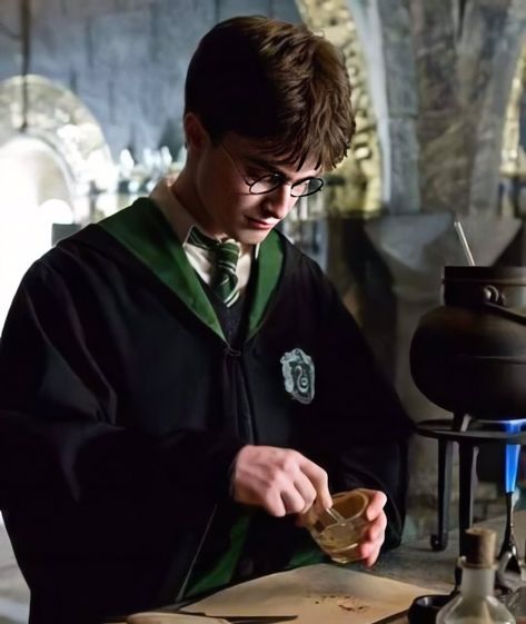 Dark Harry, Harry Potter 5, Slytherin Harry, Harry Potter Potions, Harry Potter Icons, Harry Potter Scene, Slytherin Harry Potter, Potter Facts, Harry James