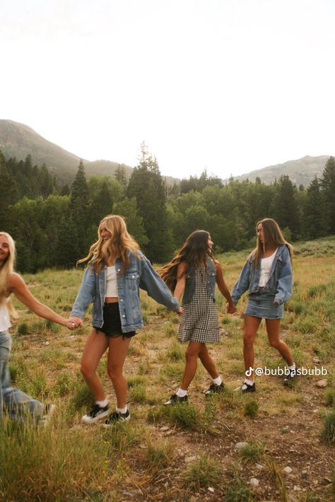 Homecoming Photo Ideas Group, Sorority Photoshoot Ideas, Senior Pictures With Friends, Colorado Photoshoot, Friend Senior Pictures, Field Pics, Homecoming Pics, Sorority Photoshoot, Hoco Poses