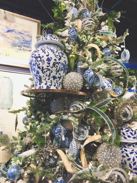 Chinoiserie Christmas Tree, Christmas Tropical, Nell Hills, Christmas Foyer, Chinoiserie Christmas, Blue Christmas Decor, British Colonial Style, Blue Christmas Tree, Christmas Decor Inspiration