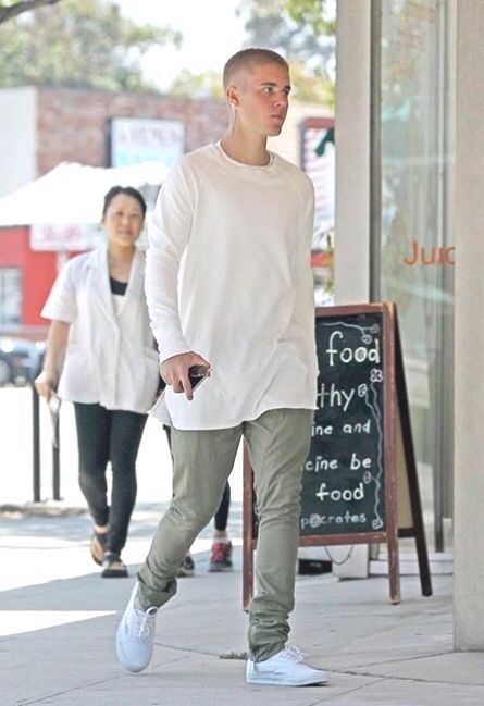 Short Haircut 2022, Justin Bieber Hairstyle, White Outfit Men, Vans Authentic White, Celebrity Sneakers, Justin Bieber Outfits, Haircut 2022, Justin Bieber Style, Vans Outfit