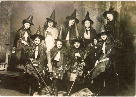 Old Photos of Women in Witch Costumes, circa 1800s ~ Vintage Everyday Vintage Witch Photos, Vintage Bizarre, Witch Photos, Vintage Halloween Photos, Victorian Halloween, Vintage Surfboards, Creepy Vintage, Witch Costumes, Beautiful Witch