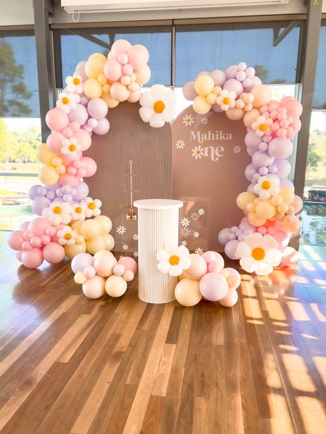 A cute daisy theme balloon backdrop decorations for girls Bday Ballons Decoration, Daisy Themed Backdrop, Daisy Balloon Backdrop, Daisy Themed Birthday Party Backdrop, Daisy Balloon Decorations, First Birthday Girl Backdrop, Flower Theme Decoration, First Birthday Girl Decorations, Daisy Theme Birthday