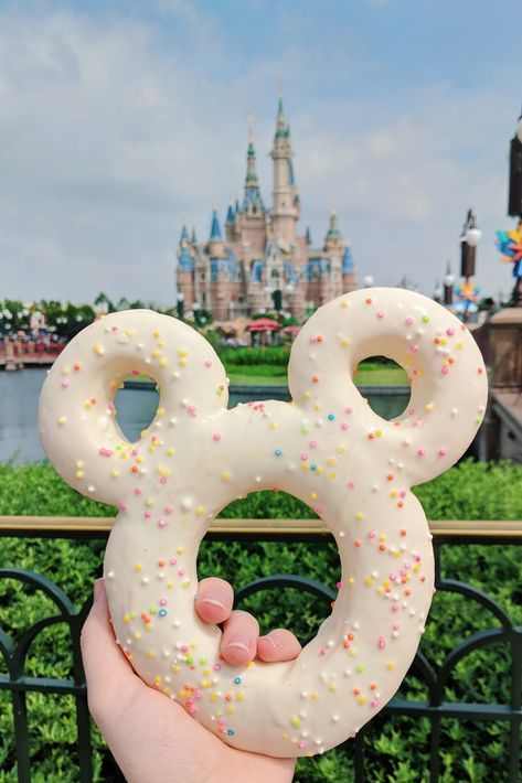 Mickey Donut Best Disneyland Food, Disney Sweets, Disney Mignon, Disney Desserts, Disney Cute, Restaurants In Paris, Disneyland Food, Disney Treats, Disney World Food