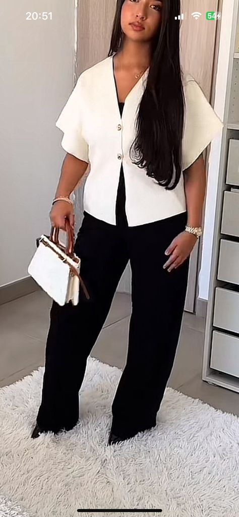 Birthday Dinner Outfit Modest, Outfit Fete, Outfit Jupe Satin, Ootd Classe, Classy Fits Black Women, Cute Minimalist Outfits, Outfit Anniversaire, Outfit Full Black, Outfit Classy Elegant