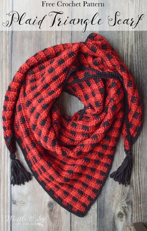 FREE Crochet Pattern: Crochet Plaid Triangle Scarf - This cozy scarf is perfect for chilly fall weather and doubles as a shawl too! Fall Crochet Patterns Free, Triangle En Crochet, Crocheted Shawls, Crochet Plaid, Crocheted Scarves, Crochet Cowls, Plaid Crochet, Beau Crochet, Crochet Wearables