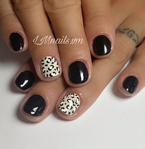 Dip Powder Nails Cheetah, Dip Powder Nails Leopard, Leopard Print Dip Nails, Leopard Sns Nails, Black Nails With Cheetah Accent Nail, Black Nails With Leopard Accent Nail, Black And Leopard Nails, Short Cheetah Nails, Leopard Print Nails Short