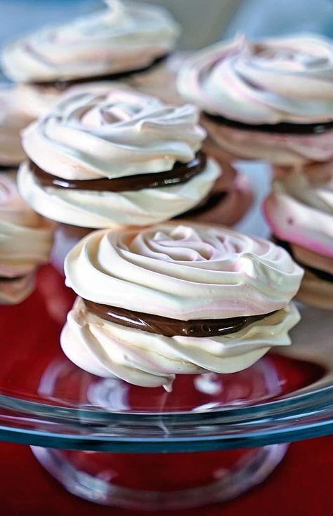 Pretty Sweets, Meringue Cookie, French Meringue, Meringue Cookie Recipe, Meringue Desserts, Meringue Recipe, Amazing Desserts, Rich Desserts, Chocolate Sandwich