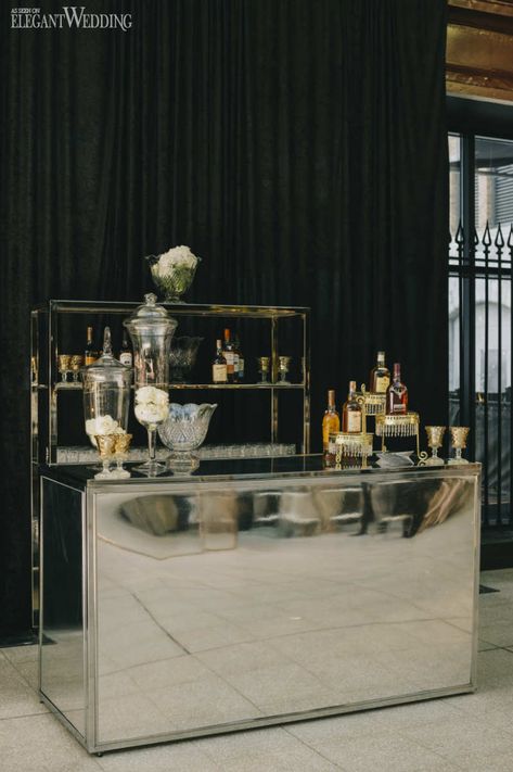 Bar Station Wedding, Bar Ideas For Party, Mirrored Bar, Mirror Bar, Wedding Drink Station, Industrial Garden, Bar Station, Metallic Wedding, Event Bar