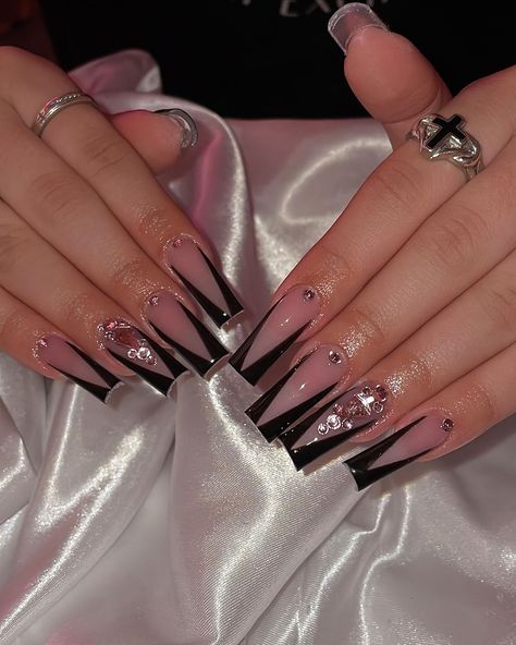 𝒶𝓁𝑜𝓃𝒹𝓇𝒶 🧿 19 (@clawsbyalo) • Instagram photos and videos Maddy Perez Nail Ideas, Maddie Perez Nails, Euphoria Nails Ideas, Maddy Perez Nails, French Tip Rhinestone, V French Tip, Quince Nails, Euphoria Nails, Quinceanera Nails