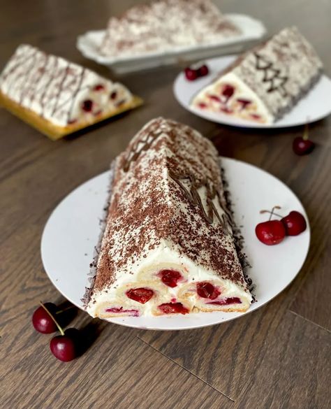 13 Delicious Moldovan Desserts that Deserve the Spotlight - Chef's Pencil Moldova Recipes, Icemunmun Recipes, Moldovan Food Recipes, Spumoni Dessert, Moldovan Food, Indian Vermicelli Dessert, Romanian Desserts, European Cuisine, Sweet Dough