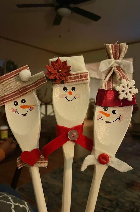 Wooden Spoon Snowman Craft, Wooden Spoon Painting, Snowman Spoons, Wooden Spoon Crafts, Snowman Crafts Diy, Christmas Spoons, Spoon Crafts, Christmas Crafty, Diy Christmas Ornaments Easy