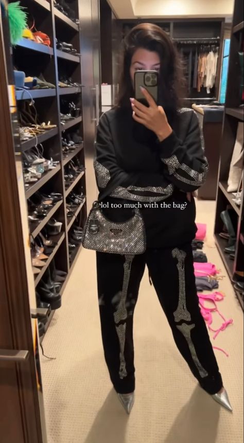 Baggy Jeans With Pointy Heels, Pointy Heels Outfit, Kourtney Kardashian Boots, Kourtney Kardashian Cargo Pants, Poosh Kourtney Kardashian, Kourtney Kardashian 2017 Outfits, Kourtney Kardashian 2018, Pointy Heels, Heels Outfits