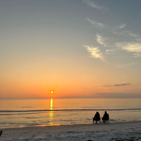 Sunset Date, Cute Date, Cute Date Ideas, Beach Date, Teenage Love, Date Ideas, Ocean Beach, Cute Couple Pictures, Couple Pictures