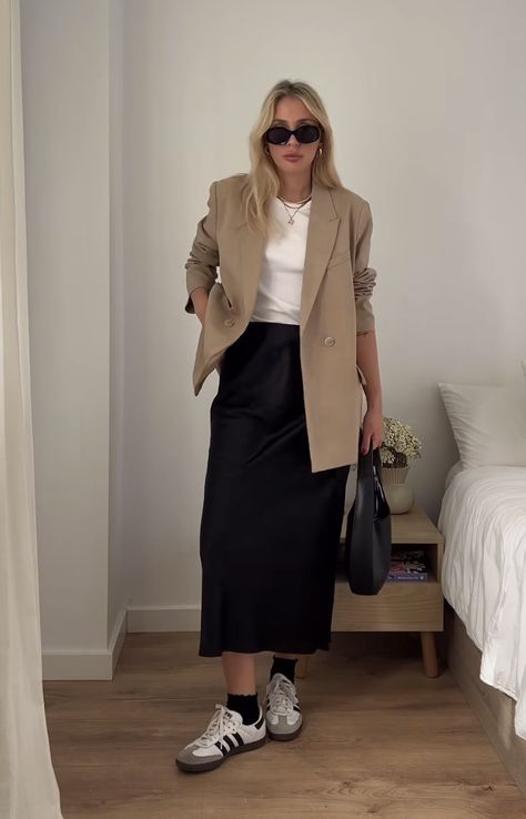 Outfit Jeans Nero, Blazer And Long Dress Outfit, Midi Skirt Autumn Outfit, Social Media Manager Outfit, Midi Skirt And Blazer Outfit, Synagogue Outfit, Photographer Outfit, Samba Outfit, Casual Work Outfits Women