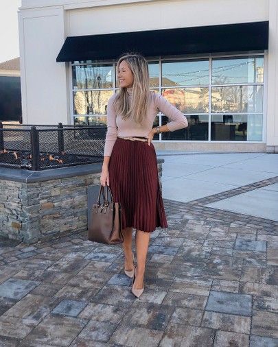 Virgo In Love, Burgundy Skirt Outfit, Burgundy Midi Skirt, Fall Photo Outfits, Skirt Outfit Fall, In Love With Life, Outfit For Work, Outfit Elegantes, Pleated Skirt Outfit