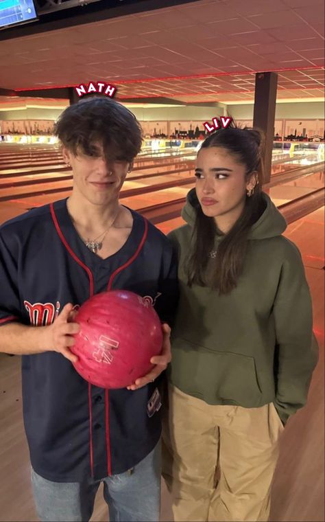 Festival Glasses, Boy And Girl Friendship, Girl Friendship, Boy Best Friend, Bowling Alley, Mia 3, Foto Ideas Instagram, Friend Goals, Best Friend Pictures