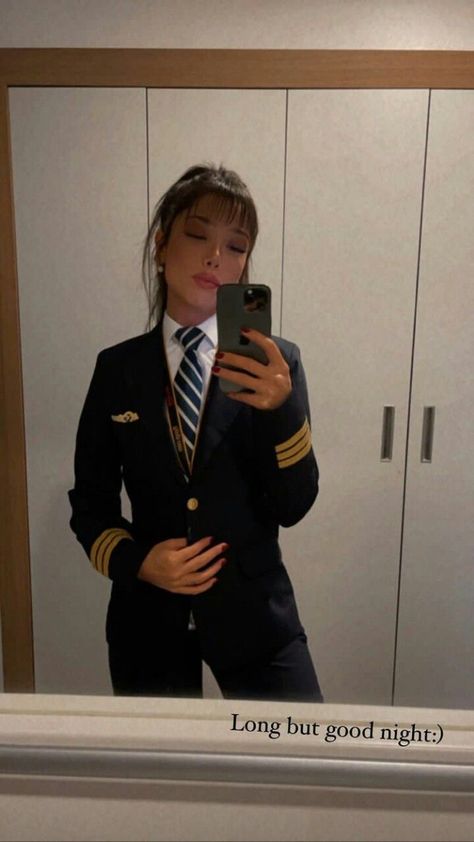 Lady Pilot Aesthetic, Kelly Lebrock Weird Science, Pilot Career, Aviation Careers, Kelly Lebrock, Pilot Uniform, Pilots Aviation, Airline Pilot, Flight Attendant Life