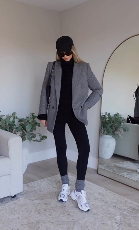 Smart Airport Outfit, Smart Casual Restaurant Outfit, Smart Casual Airport Outfit, Airport Leggings Outfit, Airport Outfit Leggings, Casual Friday Work Outfits Winter, Sports Mom Outfit, Leggins Outfit, Outfits Leggins