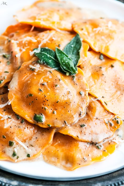 Pumpkin Ravioli With Sage Brown Butter, Sage Ravioli, Butter Squash Recipe, Sage Brown Butter Sauce, Sage Brown Butter, Ravioli Sauce, Squash Ravioli, Resep Pasta, Brown Butter Sauce