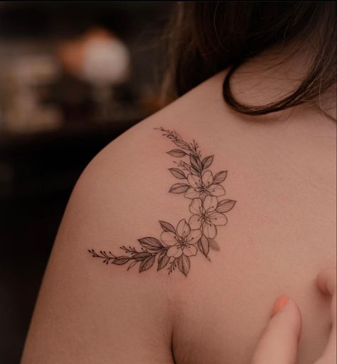 Moon And Flowers Shoulder Tattoo, Floral Circle Tattoo, Circle Flower Tattoo, Moon Child Tattoo, Circular Tattoo Designs, Grace Tattoo, Lisa Tattoo, Circular Tattoo, Grace Tattoos