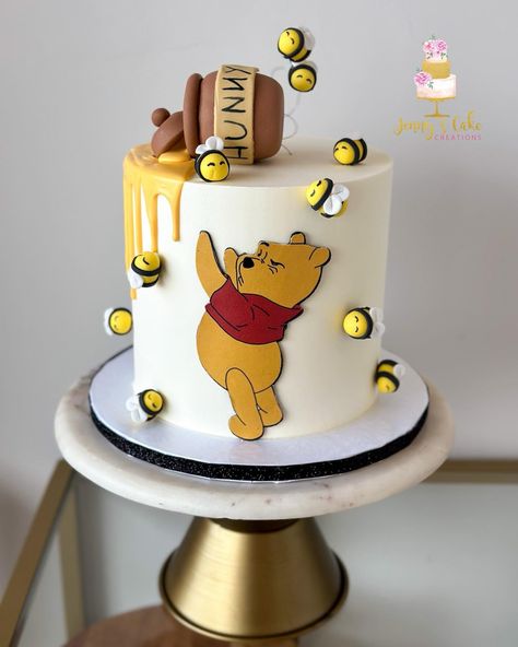 Small Winnie The Pooh Cake, Simple Winnie The Pooh Cake, Birthday Cake Winnie The Pooh, Winnie The Pooh Cake Ideas, Winnie Pooh Cake, Pooh Bear Cake, Winnie The Pooh Birthday Cake, Pooh Birthday Cake, Birthday Cake For Women Simple