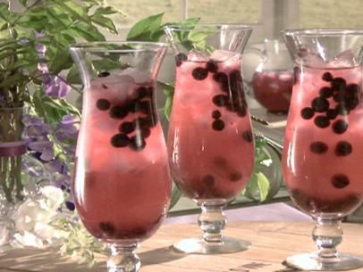 Blueberry Sangria Lemonade Blueberry Sangria, Sangria Party, Lemonade Sangria, Frozen Recipes, Fruit Sangria, Pink Drink Recipes, Berry Sangria, Lemonade Concentrate, Sandra Lee