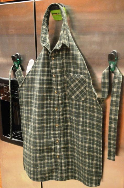 You can make and apron from an old men's shirt. This men's shirt apron makes for one of the cutest upcycles that we've ever seen. Men's Shirt Apron, Tie Quilts, Cat Sewing, Diy Sy, Diy Apron, Diy Vetement, Costura Diy, Sewing Aprons, Beginner Sewing Projects Easy