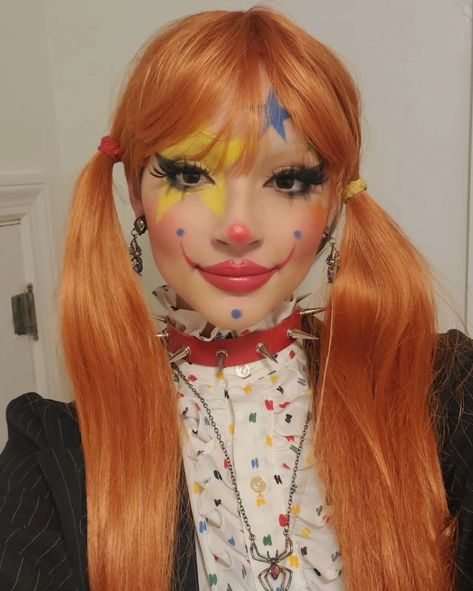 Clown Makeup Inspo Easy, Clown Eyeliner Simple, Cute Colorful Clown Makeup, Cute Jester Makeup, Clown Makeup Happy, Girly Clown Makeup, Clown Cute Makeup, Yellow Clown Makeup, Clown Makeup Inspo Colorful