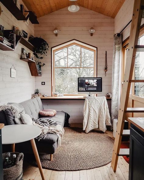 Tiny House Living Room, Tiny House Loft, Tiny House Inspiration, Casa Container, Modern Tiny House, Tiny House Movement, Tiny House Decor, Tiny House Interior, Tiny House Cabin