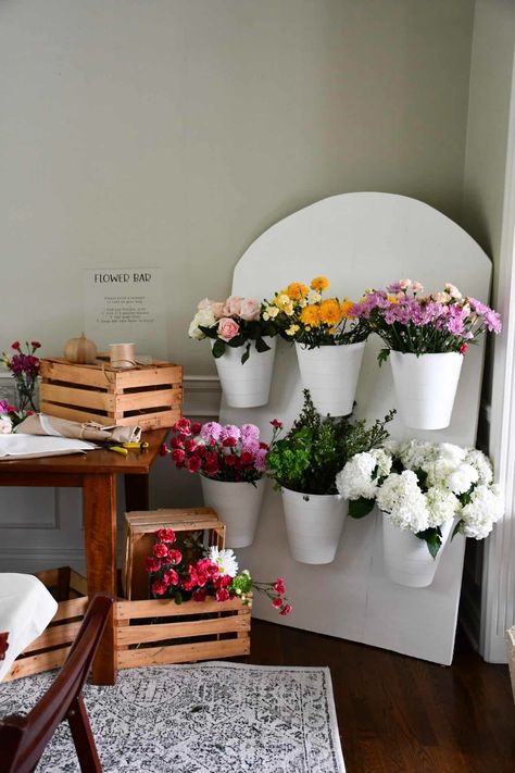 Make a gorgeous flower bar with a foam board backdrop! This DIY was under $50 and a great way to create an activity and favors at a shower. Wooden Flower Holder, Diy Flower Bucket Stand, Party Favors Bridal Shower Ideas, Bridal Shower Diy Decor, Succulent Bar Diy, Flower Bar Birthday Party, Diy Bloom Bar, Diy Flower Bar Setup Ideas, Event Activities Ideas