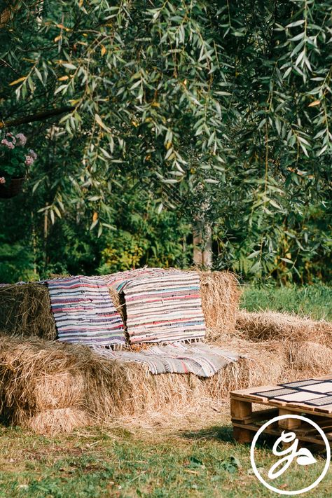 Grass Land, Hay Bale Seating, Affordable Seating, Patio Upgrade, Flowers Basket, Garden Chic, Cheap Backyard, Western Theme Party, Outdoor Trees