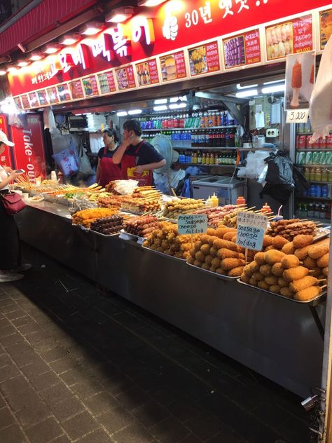 Seoul Korean Street Food Stall Design, Seoul Food Street, Korean Street Food Market, South Korea Seoul Food, Street Food Korea Night, Korean Food Market, Korean Street Food Stall, Korean Food Stall, Streetfood Aesthetic