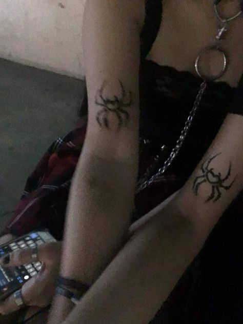 Spider Couple Tattoo, Matching Tattoos For Best Friends Grunge, Matching Dark Tattoos Couples, Matching Tattoos Spiderman, Matching Tattoos For Best Friends Y2k, Spider With Heart Tattoo, Aesthetic Tattoos Matching, Spiderman Couple Tattoos, Matching Tattoos Creepy