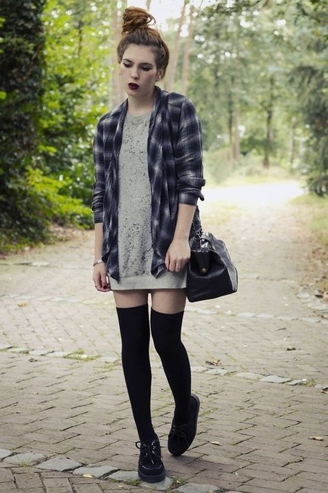 Alternative style. Winter Hipster, High Socks Outfits, Look Grunge, Stylish Fall Outfits, Sock Outfits, Look Rock, Alternative Style, Over The Knee Socks, Thigh High Socks