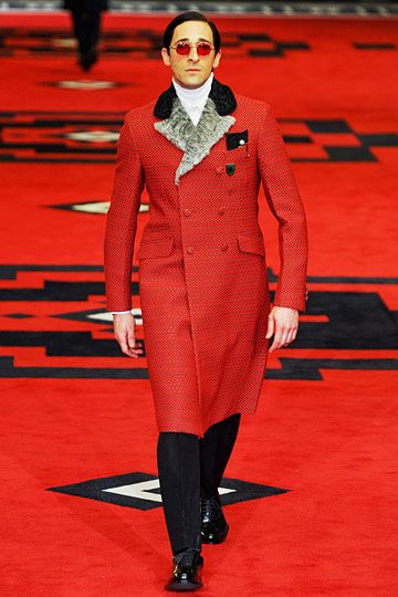 adrien brody - prada menswear 2012 Velvet Vampire, Adrian Brody, Prada Menswear, Prada Runway, Man's Overcoat, Raincoat Outfit, F Men, Hollywood Model, Adrien Brody