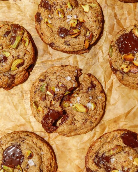 Gluten-Free Brown Butter Miso Chocolate Chunk Pistachio Cookies — Kula's Kitchen Raw Pistachios, Tahini Cookies, Brown Butter Cookies, Matcha Cookies, Pistachio Cookies, Caramel Cookies, Chocolate Chunk, Chocolate Chunk Cookies, Gluten Free Chocolate