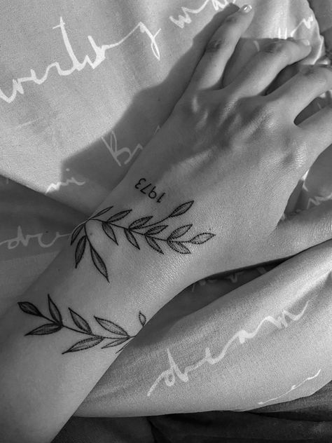 Classy Tattoos For Women, Wrap Tattoo, Scary Tattoos, Petite Tattoos, Small Hand Tattoos, Classy Tattoos, Discreet Tattoos, Dainty Tattoos, Elegant Tattoos