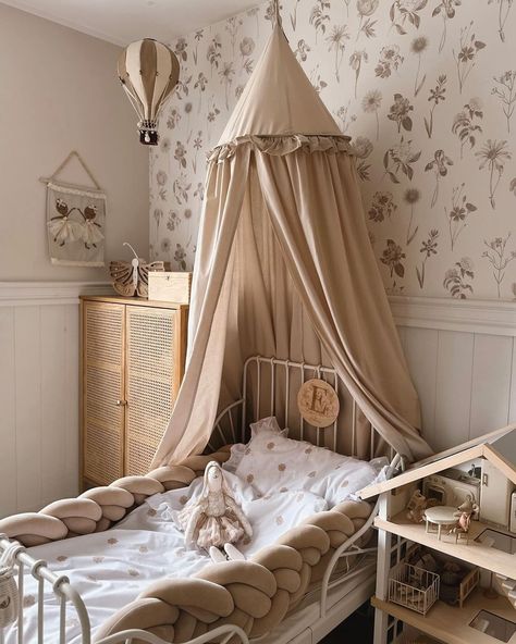 Klaudia Makowska-Kuźma (@makovska_) • Instagram photos and videos Beige Aesthetic Vintage, Vintage Toddler Rooms, Woodland Theme Bedroom, Girls Bedroom Vintage, Kids Bedroom Makeover, Vintage Girls Rooms, Aesthetic Vintage Retro, Vintage Girl Nursery, Neutral Kids Room