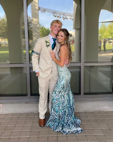 Prom Pose, Rich Couple, Prom Picture Poses, Prom Picture, Prom Pics, Prom Dress Inspo, Prom Inspiration, Cowgirl Accessories, Dance Ideas