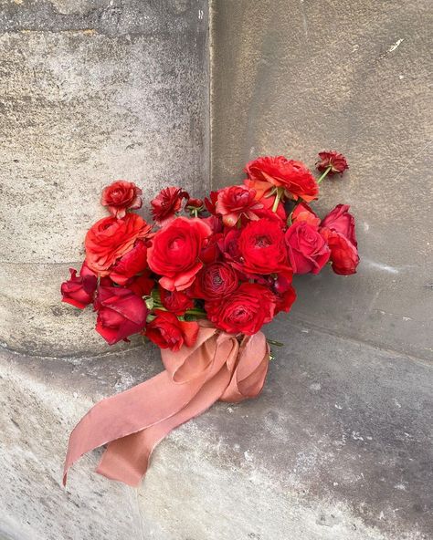 Floraison on Instagram: “When the bride loves red. Ranunculus bouquet for the civil wedding ceremony a few weeks ago❤️” Red Carnation Arrangement, All Red Wedding Bouquet, Unique Red Bouquet, Bold Wedding Bouquets, Red Ranunculus Bouquet, Red And Pink Bridal Bouquet, All Red Bouquet, Red Poppy Bouquet, Amalfi Elopement