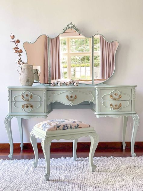 French Vanity Decor, Bright Color Furniture, Green Vanity Bedroom, Chalk Paint Desk Ideas, Vintage Vanity Aesthetic, Cozy Room Ideas, Room Ideas For Men, Vanity Table Vintage, Room Ideas For Men Bedroom