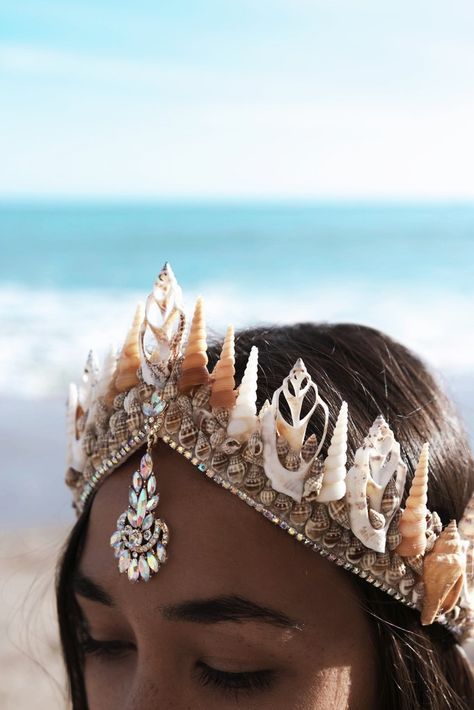 So lovely and a nice new take on mermaid crowns. Mermaid tiara/headdress! Mermaid Tiara, Shell Crowns, Seashell Crown, Siren Song, Mermaid Crown, Smink Inspiration, Samurai Tattoo, Mermaid Life, Head Jewelry