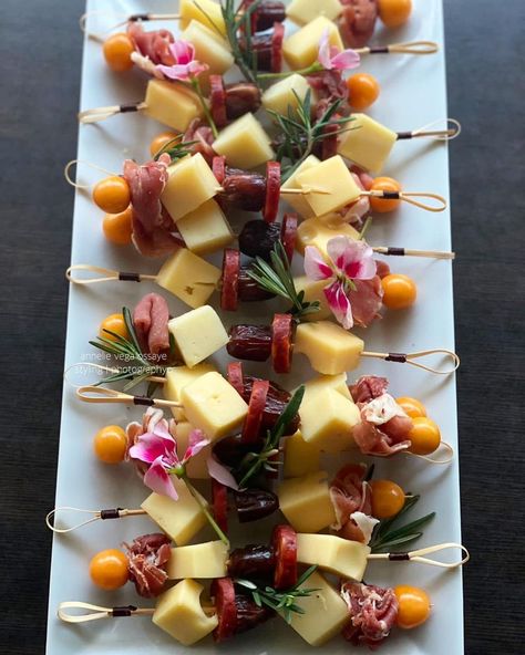 Pinchitos Charcuterie mmmm! #cheese #skewers #charcuterie #appetizers #fingerfood #picadera | Instagram Luau Appetizers Appetizer Ideas, Luau Appetizers, Charcuterie Skewers, Cheese Skewers, Luau Party Food, Food Skewers, Charcuterie Appetizers, Skewer Appetizers, Charcuterie Inspiration