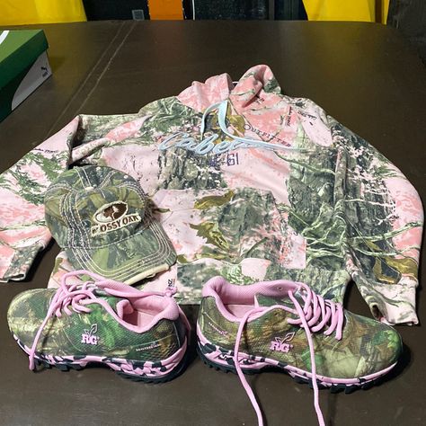 Women’s Pink Camo Combo Cabelas Sweatshirt M. Mossy Oak Cap Realtree Girl Camo Sneakers 7 1/2. All 3 Items Together Camo Aesthetic, Girl Camo, Camo Sneakers, Camouflage Outfits, Camo And Pink, Camo Outfits, Pastel Outfit, Camo Girl, Pink Fits