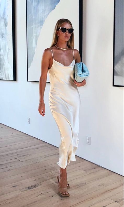 Rosie Style, Rosie Huntington Whiteley Style, Slip Dress Outfit, Rosie Huntington, Huntington Whiteley, Grunge Look, Rosie Huntington Whiteley, Top Models, Silk Slip Dress