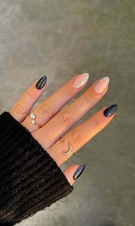 Black nails with fade glitter Hoco Black Nail Ideas, Nail Designs Glitter Black, New Years Nails Simple Short, New Years Gel X Nails, Black French Tips Glitter, Black Nails Squoval, Black Wedding Guest Nails, Black Glitter Fade Nails, Black Nails Inspo Simple